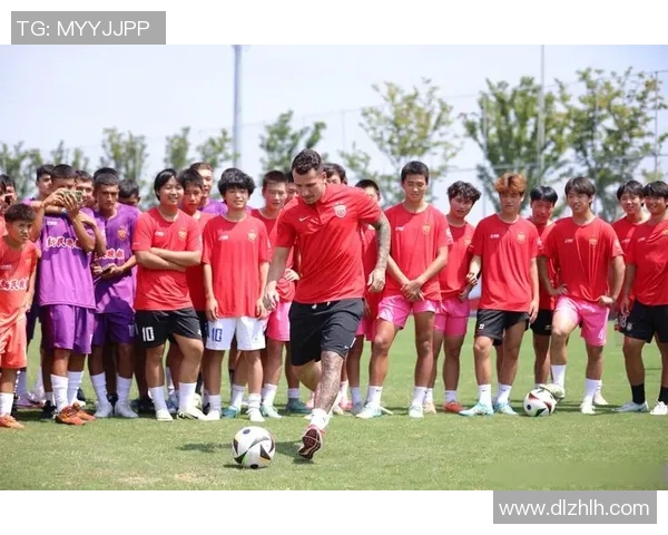足球明星与小孩共同庆祝的温馨瞬间展现了足球的魅力与快乐